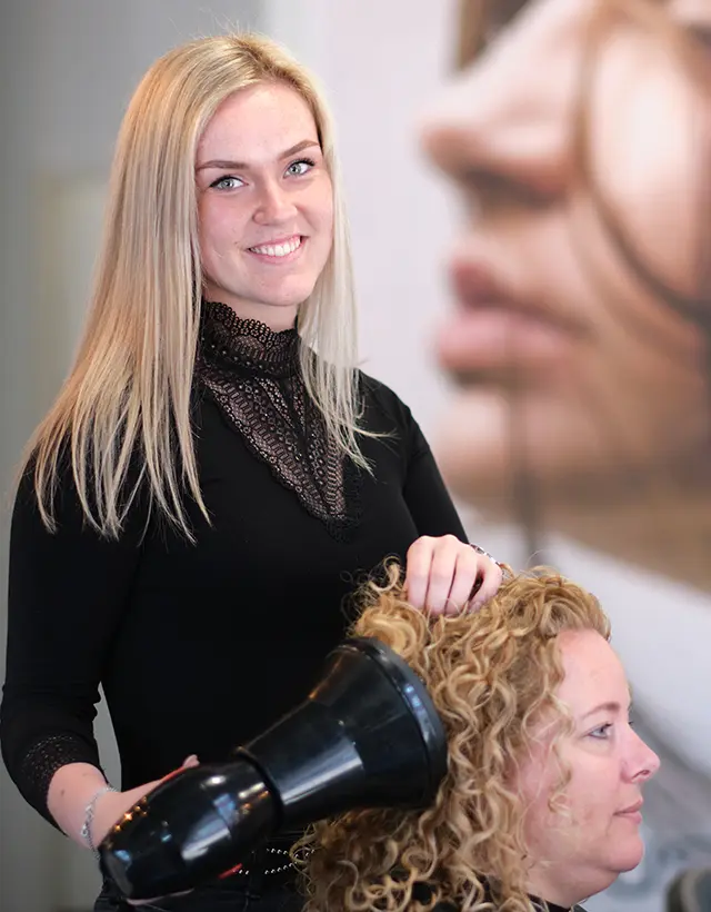 Neomi van HAIR Spakenburg